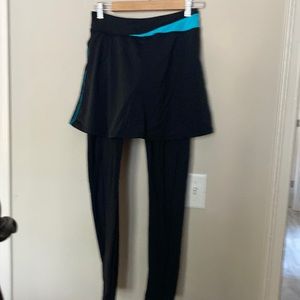 Women’s black biking leggings with skirt. L